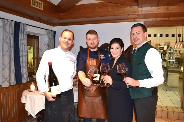 Marie-Sophie und Heinrich Hartl (rechts) freuen sich mit Küchenchef und Co-Eigentümer Alex Valentin (links) und Gastkoch Thomas Reinisch (Restaurant Thomas) (zweiter von links) über das gelungene Wegbereiter Menü in der Pinotheque. | Foto: Markus Artmann
