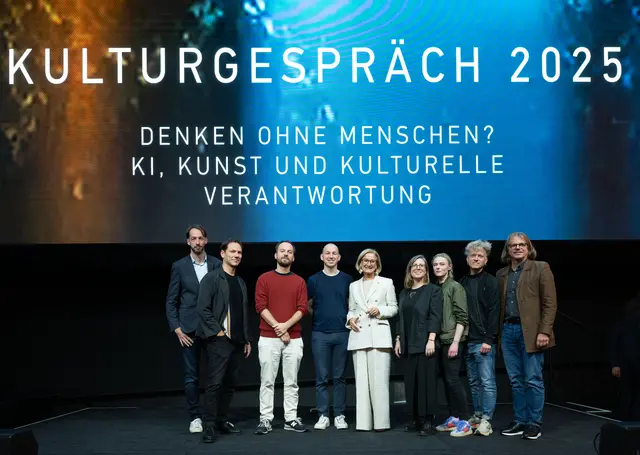 Landeshauptfrau Johanna Mikl-Leitner mit (li.) Florian Steininger (Künstlerischer Leiter Kunsthalle Krems), (re.) Klaus Krobath (Leiter NÖ Artist in Residence Programm) und dem Künstlerinnen- und Künstlerkollektiv StudioOne (v.l.) Florian Nitsch, Michael Heindl, Moritz Altersberger-Kenney, Michaela Putz-Gonzales, Gertraud Köck und Christian Murzek. | Foto: NLK Filzwieser