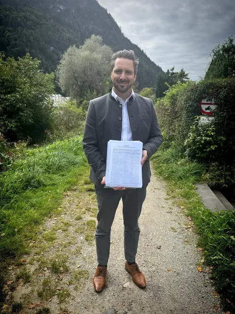 Kramsachs Bürgermeister Andreas Gang stellte sich vor Kurzem mit einer Petition gegen einen ersatzlosen Rückbau der "Notmaßnahme" im Ortsteil Badl in Kramsach. | Foto: Gemeinde Kramsach