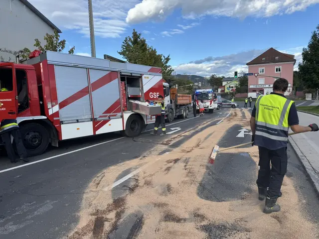 Die Feuerwehr habe ausgelaufene Betriebsmittel gebunden. | Foto: HFW Villach