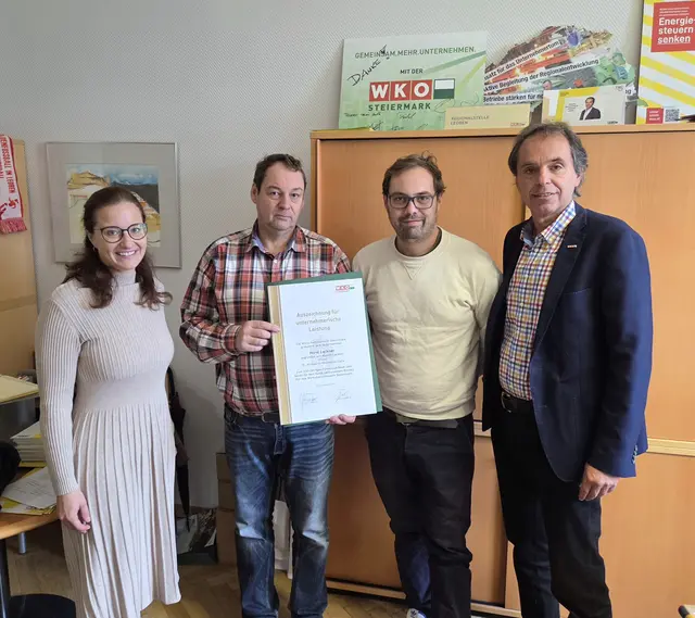 Astrid Baumann (l.) und Alexander Sumnitsch (r.) von der WKO-Regionalstelle Leoben überreichten Vater Horst und Sohn Nelson Lackner eine Urkunde zum 150-jährigen Firmenjubiläum. | Foto: WKO Leoben
