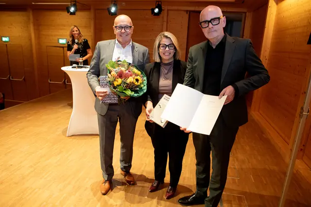 Bürgermeister Georg Rosner und Landschaftsarchitekt Heinz Gerbl (r.) nahmen den Preis von KBB-Geschäftsführerin Claudia Priber entgegen. | Foto: Landesmedienservice/Daniel Fenz