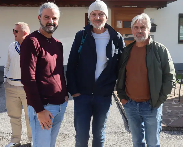 Markus Sint von der Liste Fritz, Jürgen Sonderegger, der das Dokumentarvideo filmte und ein betroffener Anrainer.  | Foto: Tatschl