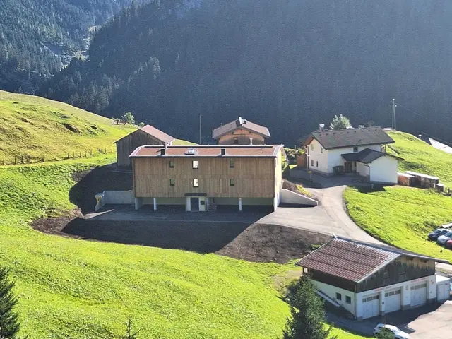 Das neue Wohnhaus fügt sich dank Holzfassade harmonisch in das Gesamtbild der Gemeinde ein. | Foto: Heike Larcher