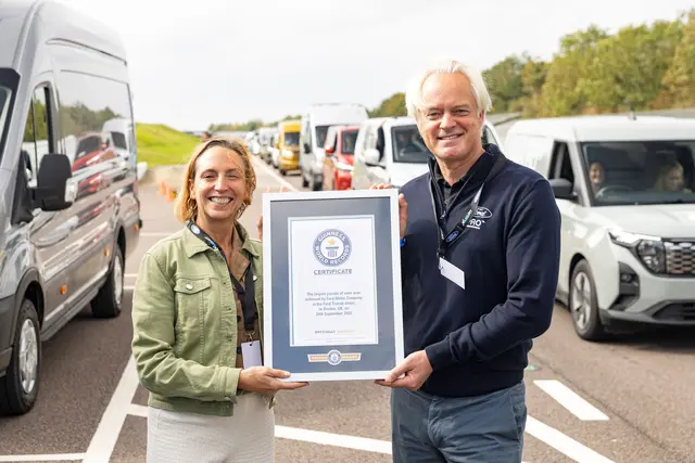 Der Ford Transit stellte zu seinem 60. Geburtstag einen neuen Guinness Weltrekord auf: 201 alte und neue Modelle des Kult-Transportes bildeten die längste Transporter-Parade der Welt.  | Foto: Ford