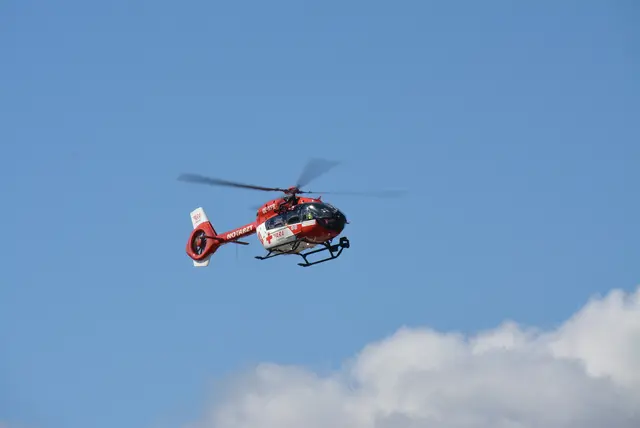 Nach einem Verkehrsunfall auf der Salzachtal Straße sind Einsatzkräfte des Roten Kreuzes Salzburg mit zwei Rettungsfahrzeugen und einem Notarzthubschrauber im Einsatz. | Foto: RegionalMedien Salzburg