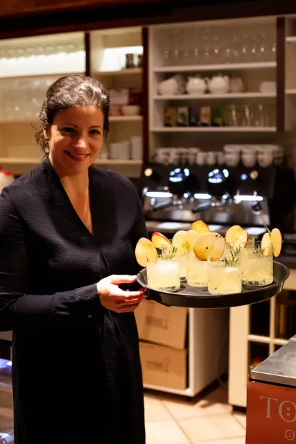 Marie-Sophie Hartl serviert Drinks. | Foto: Corine Sicher