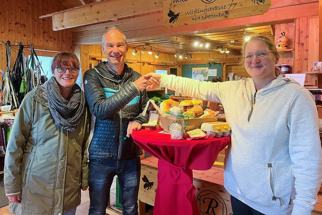 Susanne Pernegger überreicht den Geschenkkorb an Herbert Hepp und Daniela Grygiel . | Foto: Martin Tragler