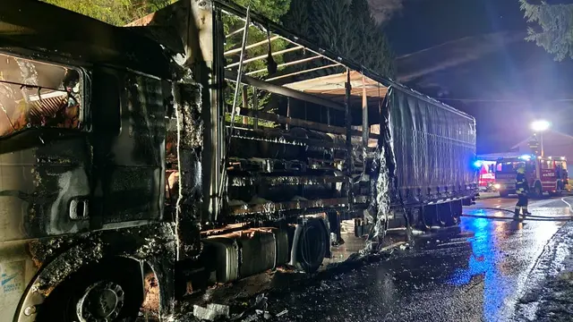 Die Flammen haben auf den Anhänger, der mit Folienrollen beladen war, übergegriffen. | Foto: ABI Robert Koppensteiner, FF St. Stefan im Gailtal, FF Kerschdorf-Wertschach
