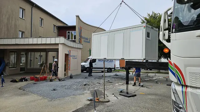 Ankunft des neuen Schulcontainers – eine kurzfristige Maßnahme zur Entlastung der Raumsituation in den Volksschulen. | Foto: Stadtgemeinde Freistadt