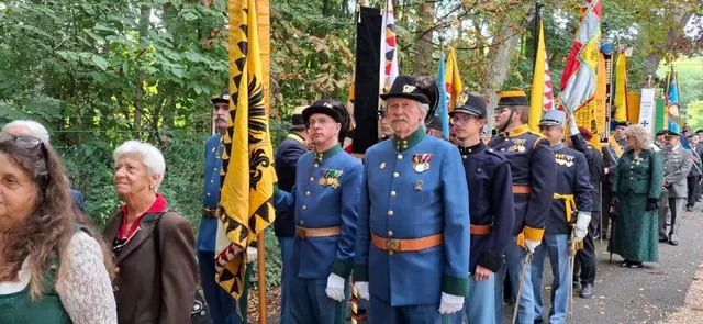Aufmarsch mit den Fahnenträgern. | Foto: Franz Lambauer