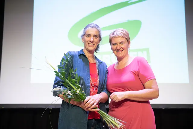 Alexandra Adler (links) zieht sich aus beruflichen Gründen zurück. Im Bild mit Helga Krismer (Landessprecherin der Grünen Niederösterreich). | Foto: Die Grünen NÖ (Archiv)