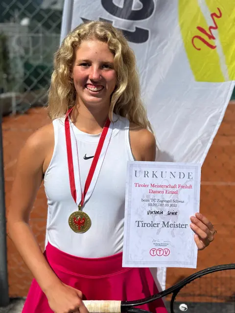 Viktoria Soier aus Seefeld kürte sich bei den Tiroler Tennismeisterschaften in der Allgemeinklasse Damen zur Tiroler Meisterin 2025. | Foto: Privat