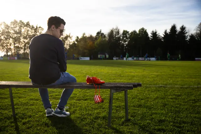 In Zeiten, in denen er Fußballspiele zumindest noch von der Bank verfolgen konnte. | Foto: Stefan Neugschwandtner
