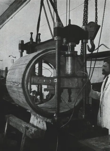 Die Prüfung eines Betonrohrs um 1900. | Foto: Archiv MA39