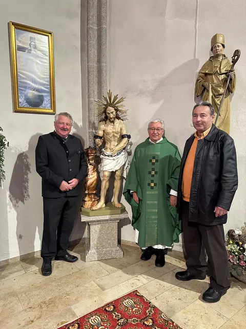 Der Wiesheiland steht nun im Altarraum der Pfarrkirche St. Aegidi und wurde im Rahmen eines Gottesdienstes gesegnet (v.l.n.r.): Johann Klaffenböck, Pfarrer Jan Plata und Restaurator Fritz Litzlbauer. | Foto: Pfarre St. Aegidi