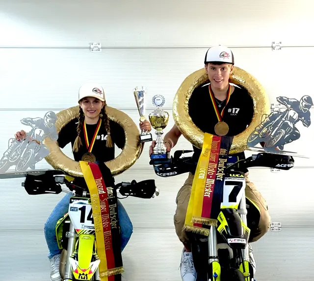 Großer Erfolg für zwei junge Motorsporttalente aus Gaißau: Luca Schnaitmann (85ccm-Klasse) und seine Schwester Selina Schnaitmann (65ccm-Klasse) sicherten sich am vergangenen Wochenende jeweils den Jahresmeistertitel im Supermoto.  | Foto: Sonja Ramsauer