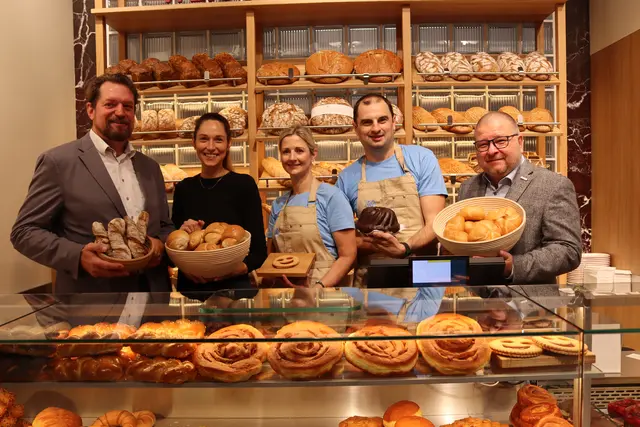 V.l.: Johann Weissensteiner, Anna Weissensteiner mit den Mitarbeitern am Standort und Ernst Hofbauer, Centermanager City Arkaden (r.) | Foto: MeinBezirk.at