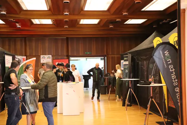 Die Unternehmen präsentierten die Berufsmöglichkeiten. | Foto: Thomas Seelos