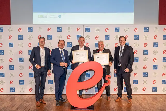 Die Preisträger aus dem Bezirk Landeck mit den politischen Vertretern. | Foto: Energieagentur Tirol/Blitzkneisser
