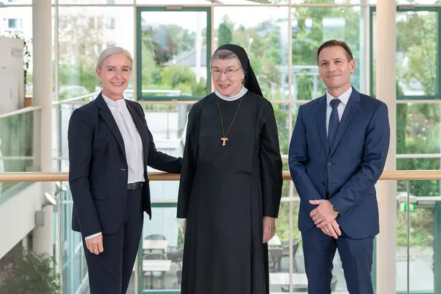 Die neue Dreier-Geschäftsführung des Klinikums Wels-Grieskirchen: Carmen Katharina Breitwieser, Schwester Franziska Buttinger und Günther Herrnhof werden in Zukunft die Geschicke der Einrichtungen leiten. | Foto: Klinikum Wels-Grieskirchen/Fleischmann