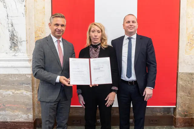 Die Traktionssysteme Austria GmbH aus Wiener Neudorf wurde mit dem Bundeswappen für besondere Verdienste ausgezeichnet. | Foto: BMWET