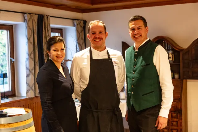 Marie-Sophie und Heinrich Hartl (rechts) freuen sich mit Küchenchef und Co-Eigentümer Alex Valentin (mitte). | Foto: Corine Sicher