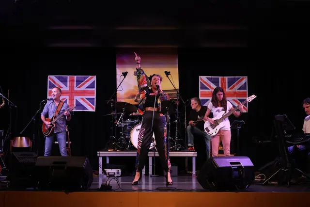 Nina Bernsteiner und ihre Bad Queen Tribute präsentierten einen mitreißenden Querschnitt aller Queen-Hits. | Foto: Bernsteiner