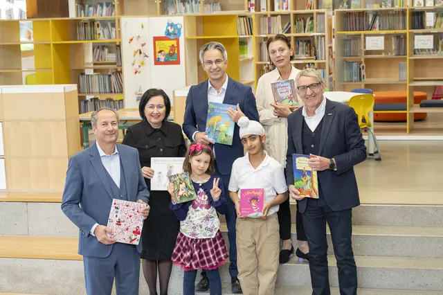 Große Freude über die Zertifizierung: Präsident der IV-Steiermark Kurt Maier, Bildungsdirektorin Elisabeth Meixner, Bildungsstadtrat Kurt Hohensinner, VS-Direktorin Andrea Schulte-Andrianakis, WKO Steiermark-Präsident Josef Herk (v. l.) mit zwei Schulkindern
  | Foto: Stadt Graz/Fischer