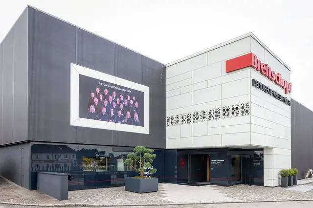 Auf 1.200 m² präsentiert das Unternehmen über 19 inspirierende Wohnkonzepte: von zeitlosen Klassikern über gemütliche Landhausstile bis zu modernen Designlösungen. | Foto: Georg Schlemmer