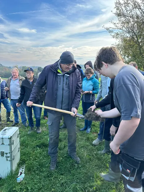Am Nachmittag findet der Praxisteil beim Biohof Hirm statt. | Foto: Mostlandl Hausruck
