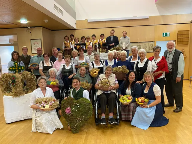 1. Reihe: Monika Mayrhofer, Elfriede Pfabigan, Philipp Hager, Emmerich Aigner, Marianne Kaindl, Beate Zeilinger, Andrea Weber
2. Reihe: Roswitha Ledwina, Jürgen Strobl, Johannes Lamprecht, Gabriele Brand, Andreas Valenta, Maria Lintner, Elisabeth Pfabigan, Elisabeth Hasslauer, Martha Kamp, Frithjof Kamp, Herma Maringer, Maria Pfabigan, Strohmer Herta, Reiß Hannelore, Irma Schimani, Maria Feilhauer, Rosa Schön, Maria Bauer, Franz Hadl
3. Reihe: Pauline Gschwandtner, Frieda Fraßl, Hermine Roßnagl, Hedwig Anglmayer, Renate Holzinger, Inge Fuchs, Kazimierz Tyrka, Wolfgang Muhr | Foto: PBZ Raabs