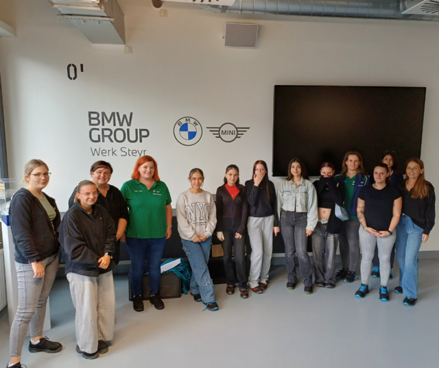 Teilnehmerinnen des Girls’ Day 2025 beim Besuch des BMW Group Werk Steyr gemeinsam mit Vertreterinnen des BFI Steyr und den BMW-Meisterinnen Christina Hochedlinger und Bettina Linzmeier. | Foto: BFI OÖ