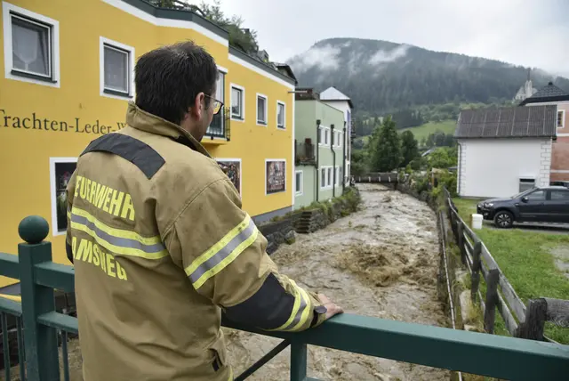 Im Ernstfall, etwa bei Unfällen mit gefährlichen Stoffen oder auch Unwettern, warnen die 521 Sirenen im Land Salzburg die Bevölkerung vor Gefahren. (Im Bild: Zivilschutzalarm beim Hochwasser im Lungau 2022) | Foto: Land Salzburg / Franz Neumayr