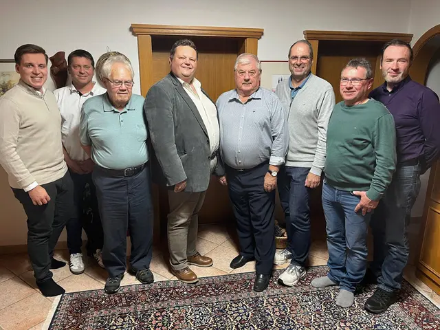 ÖVP-Klubobmann Bernd Strobl gratulierte gemeinsam mit Vizebürgermeister Gerald Rohr und einer Abordnung der ÖVP Stadtschlaining dem Jubilar Alfred Rohr zum 80. Geburtstag. | Foto: ÖVP Stadtschlaining