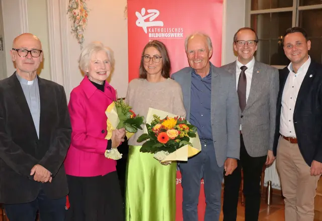 Von links: Pfarrer Alois Ramsauer, Astrid Aufschnaiter, Gabriela Graf-Wilhelm, Rudolf Jodlbauer, Andreas Weiß und Mattsees Bürgermeister Michael Schwarzmayr. | Foto: Katholisches Bildungswerk Salzburg