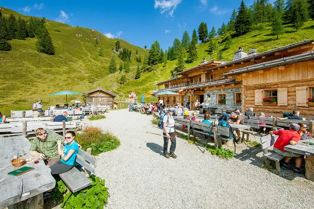 Vom Saisontourismus zum Ganzjahrestourismus: Auf Österreichs Skihütten, in Hotels und Betrieben wird händeringend gesucht. Die Regierung setzt mit den im Regierungsprogramm angekündigten Beschäftigten-Fonds nun in die Tat um, die Verordnung geht in Begutachtung.
| Foto: Familie Rohrmoser