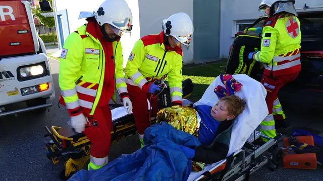 Versorgung von Verletzten nach einem Unfall in einer Tiefgarage in Zusammenarbeit mit der Freiwilligen Feuerwehr der Stadt Gleisdorf. | Foto: Rotes Kreuz Steiermark/Reinhard Gütl