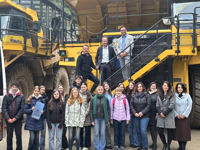 Als Preis erhielt Nora Bermejo Sanz (2.v. l.) ein iPhone 16, gesponsert von Kurt Schatz (LeConnect). Zudem wurde ihre Klasse von Abenteuer Erzberg zu einer Hauly-Exkursion eingeladen. | Foto: MeinBezirk/Laura Jung