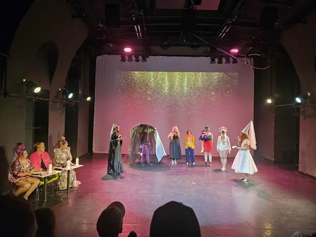 Nach den Auftritten kamen alle Teilnehmenden noch einmal auf der Bühne zusammen.

Von links:
Jury: Fräulein Bürgerschreck, Mogelpackung, Ryta Tale
Safeara Eva Devil (Moderation), Penelope Ness, Necrosis, Leo Lixalot, HerMan Who, The Unfabulous Clitterella, Schpamina Schpumante (Moderation)