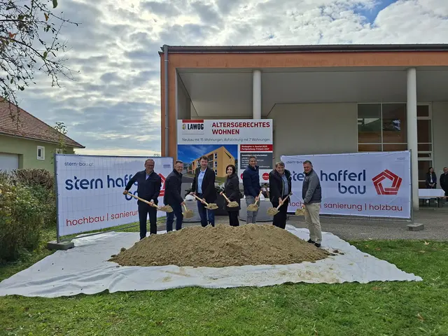 Markus Hilgarth, Michael Huemer, Nikon Baumgartner, Stefanie Hoffmann, Horst Lischka, Manfred Waldhör sowie Wolfgang Praschl beim Spatenstich für das betreubare Wohnen in Buchkirchen. | Foto: Gemeinde Buchkirchen