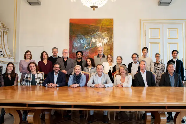 17 neue PartnerInnen aus dem Kulturbereich (Bild: Verantwortliche von den Betrieben im Schloss Mirabell) sind Teil der Aktiv:Karte geworden. Damit öffnet sich die Salzburger Kulturlandschaft noch stärker für Menschen mit geringem Einkommen. Vorne sitzend am Tisch (v.l.n.r.): Abteilungsvorstand MA3 Soziales, Patrick Pfeifenberger; Sozialstadträtin Andrea Brandner; Bürgermeister Bernhard Auinger; Abteilungsvorständin MA2 Kultur, Dagmar Aigner; | Foto: Stadt:Salzburg/Rocio Escabosa