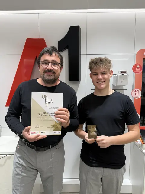 Shopleiter Karl Maric mit dem ausgezeichneten Lehrling Samuel Schnabel. | Foto: A1