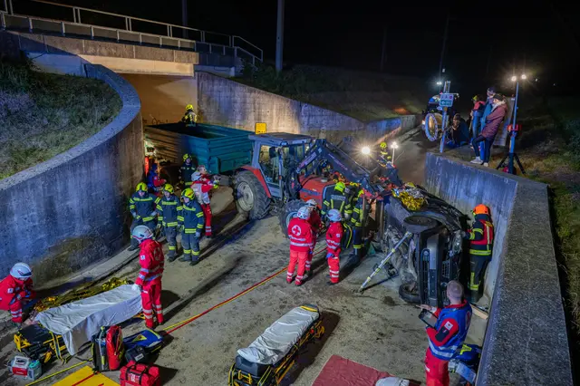 Das anspruchsvolle Übungsszenario: Ein Traktor mit Anhänger war in einen Unfall mit drei Pkw verwickelt, mehrere Personen galten als eingeklemmt. | Foto: Team Fotokerschi