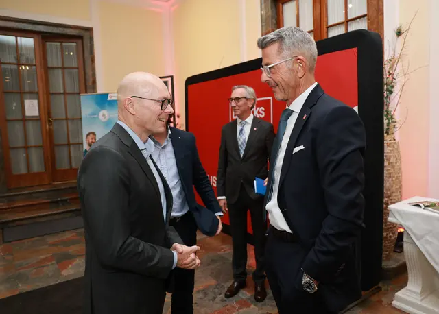 Landesrat Wolfgang Fürweger im Gespräch mit Michael Kretz, GF und Chefredakteur Regionalmedien Salzburg.  | Foto: Franz Neumayr