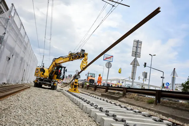 Gleisbauarbeiten bei der Badner Bahn in den Herbstferien. | Foto: WLB/Topf