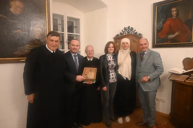 Gäste, Vertreterinnen und Vertreter des Fördervereins Basilika Sonntagberg und der Islamischen Glaubensgemeinschaft, freuten sich über das erfolgreiche „Sonntagberger Nachtgespräch“ – Ein Beitrag, um im gemeinsamen Dialog miteinander und füreinander weiterzudenken. | Foto: Foto: www.eisenstrasse.info