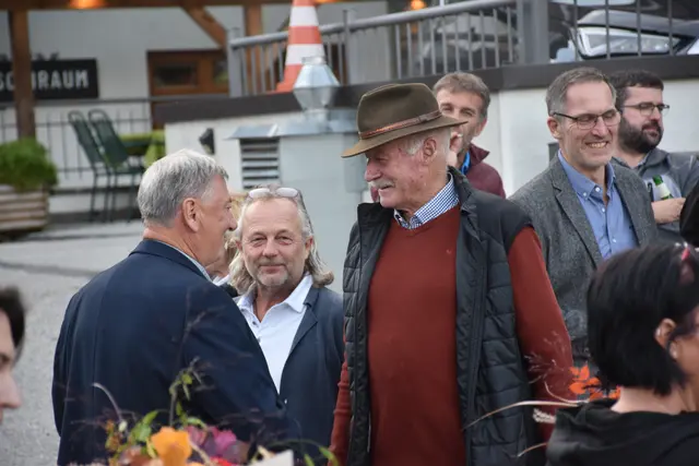 Freunde und Wegbegleiter wohnten der Veranstaltung bei.  | Foto: Haun