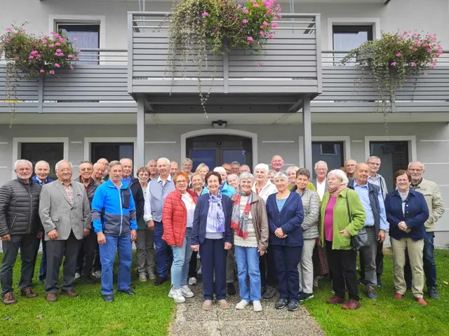 Die strahlenden Gesichter der Jahrgänge 1950 bis 1955 mit den Organisatoren Franz Nußbaumer, (4. v.r.) und Josef Kraiser (7. v.r.). | Foto: Josef Kraiser