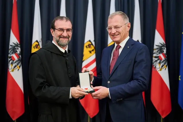 P. Christian Mayr mit Landeshauptmann Thomas Stelzer | Foto: Land OÖ/Peter Mayr